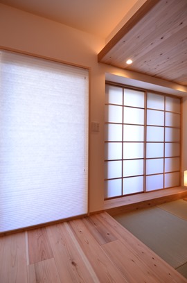 ↑神戸兵庫区Y邸。室内の床とウッドデッキの床高さを揃えることで視線が外まで伸び、室内が広がったように感じる。