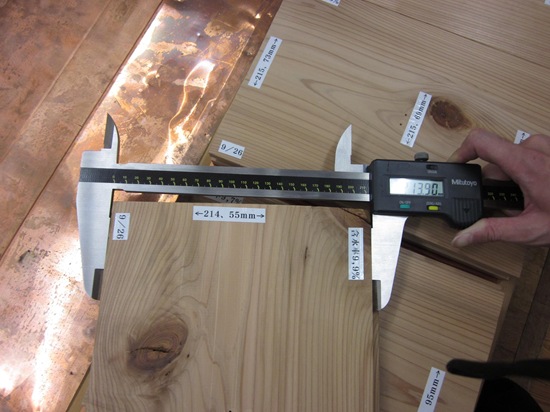 床暖房試験中の無垢杉材の横収縮の測定のようす