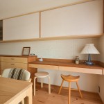 ダイニング壁側にはパソコンや書き物ができるカウンターを設けた。