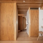 子供室から玄関方向をみる。右手はトイレと洗面、左は脱衣室の入り口。中央奥が玄関へ続く斜め壁のメイン動線。