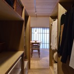 可動家具を対面して配置することで生まれるウォークインクローゼット。ここを中心に住戸全体に回遊動線が生まれる。